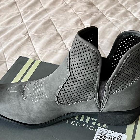 Women’s Natural Reflections boot size 11. - Picture 2 of 5